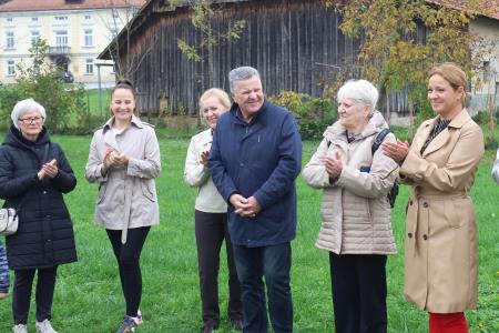 Posaditev  rožnatega drevesa v Pocinovem vrtu 10 Foto Ljubo Vukelič
